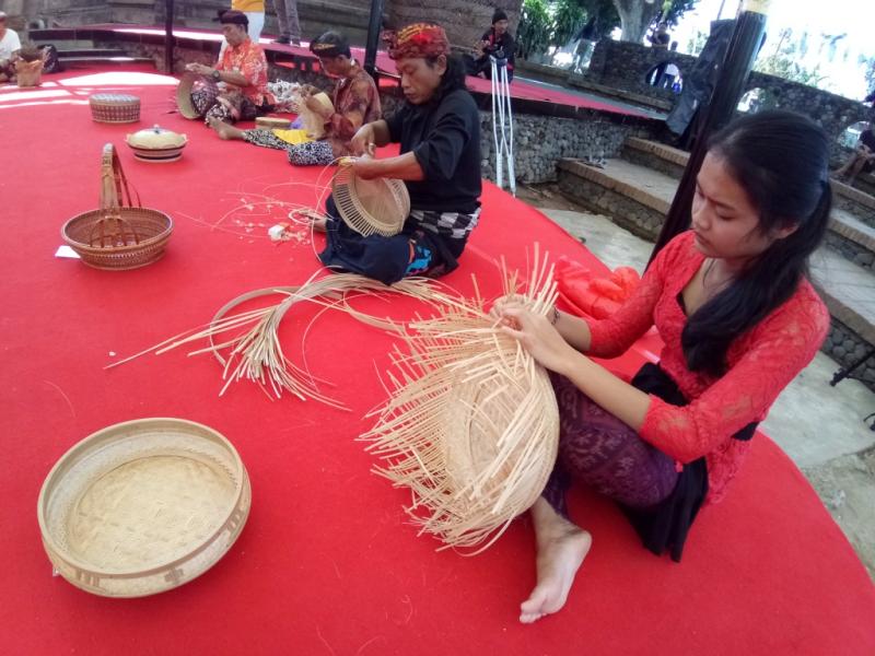 Dilombakan Seni  Kerajinan dari  Anyaman  Bambu Bali Tribune